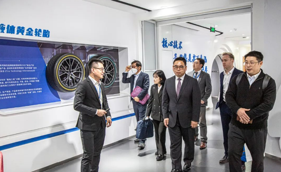 签约仪式上，双方代表共同在赛事胎上签字留念。签约后，SUPERRACE考察组一行参观了科技展厅和青岛工厂，其CEO表示：“赛轮集团的基础研发设施给我留下了很深的印象，期待能让粉丝们看到更加有趣的GT CLASS”。