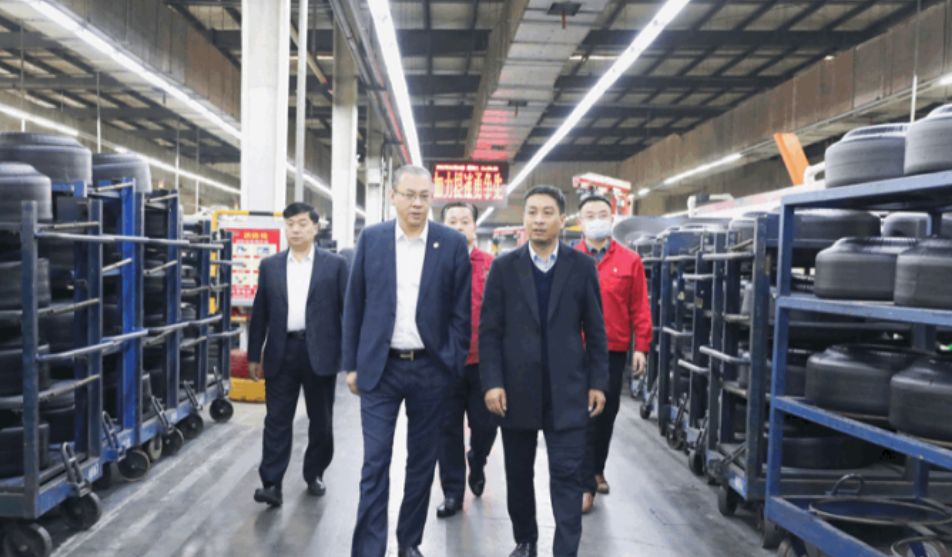 深圳市山东商会执行秘书长陈振永一行到丰源轮胎公司进行了参观交流。期间，陈振永一行还深入现场，实地查看了公司精益化生产及智能化存储。