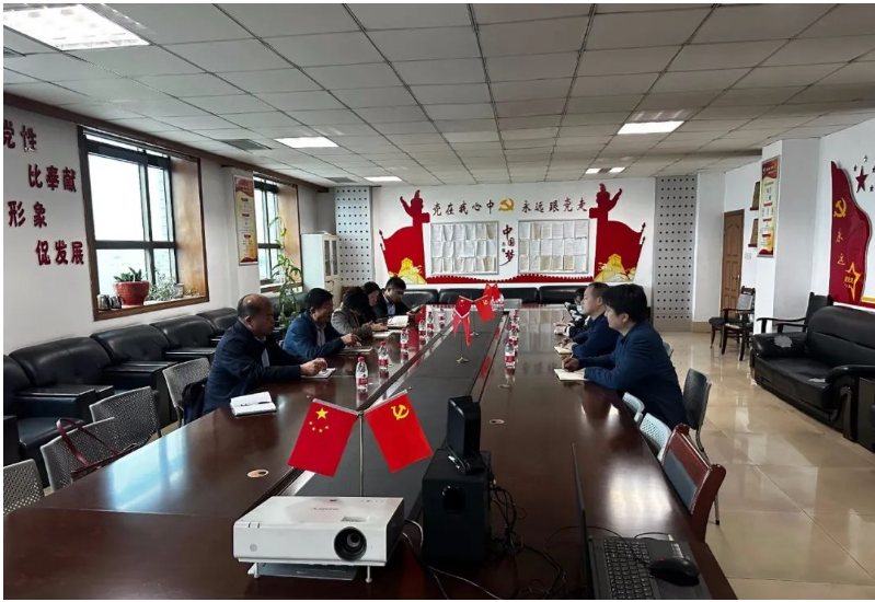 在此基础上，该市两家职业学院负责招生就业的同志与11家有用工需求的企业进行面对面的现场对接。双方进行了逐一的双向选择，共达成用工需求意向533个，为企业用工提供了精准服务。