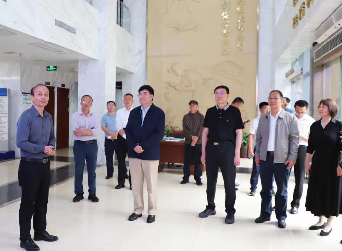 云南省政协副主席李学林一行到橡胶所调研了解海南省天然橡胶产业发展情况。中国热科院副院长张以山陪同调研。