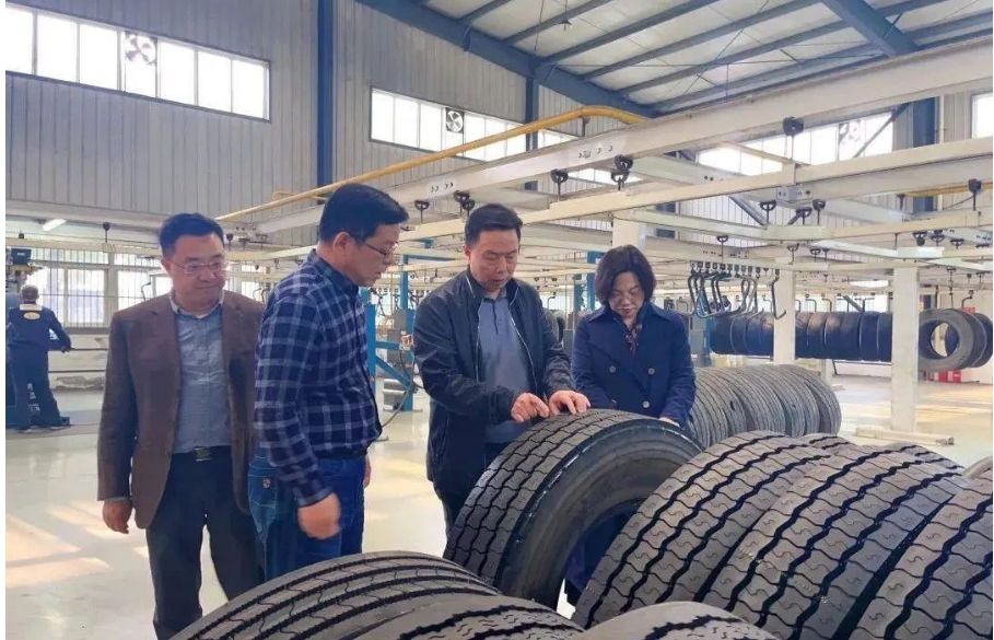 中国轮胎循环利用协会李卫东会长莅临华中强化轮胎公司