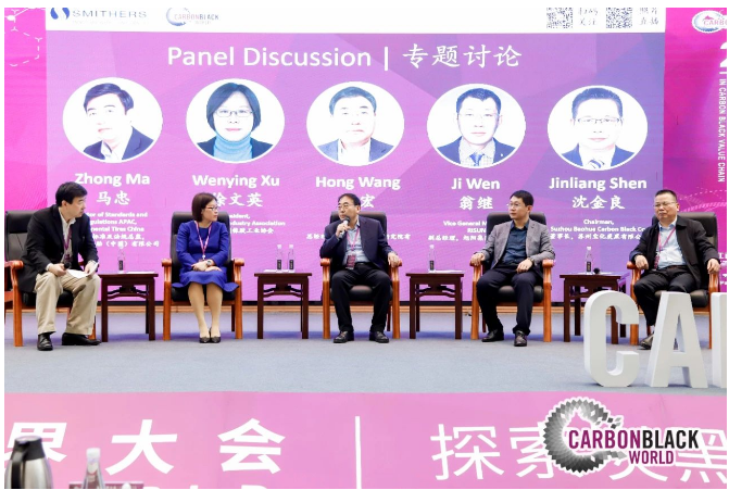 会议开始,大会邀请行业、炭黑上下游企业代表参加主题为“‘3060’双碳目标的背景下,炭黑行业上下游合作”的专题讨论。中国橡胶工业协会会长徐文英、青岛黑猫新材料研究院有限公司总经理王宏、旭阳集团营销化工事业部副总经理翁继、苏州宝化炭黑有限公司董事长沈金良参加讨论。该环节由大陆马牌轮胎(中国)有限公司亚太区标准及法规总监马忠主持。 会议开始,大会邀请行业、炭黑上下游企业代表参加主题为“‘3060’双碳目标的背景下,炭黑行业上下游合作”的专题讨论。中国橡胶工业协会会长徐文英、青岛黑猫新材料研究院有限公司总经理王宏、旭阳集团营销化工事业部副总经理翁继、苏州宝化炭黑有限公司董事长沈金良参加讨论。该环节由大陆马牌轮胎(中国)有限公司亚太区标准及法规总监马忠主持。