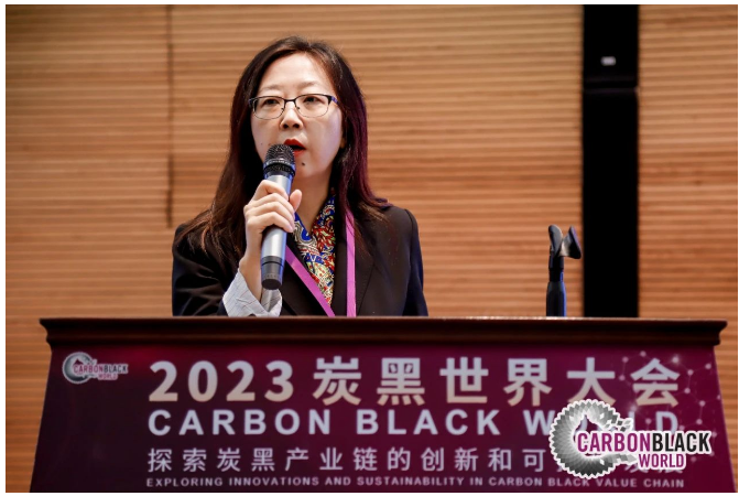 青岛德固特节能装备股份有限公司设计部副部长朱紫龙作了题为《模块化炭黑尾气余热回收系统的升级应用》的报告,介绍了该系统的优势,除可以高效回收尾气中的热量,产生高温过热蒸汽用于工业生产及发电外,还可以有效控制氧含量、NOx及SOx的含量。 青岛德固特节能装备股份有限公司设计部副部长朱紫龙作了题为《模块化炭黑尾气余热回收系统的升级应用》的报告,介绍了该系统的优势,除可以高效回收尾气中的热量,产生高温过热蒸汽用于工业生产及发电外,还可以有效控制氧含量、NOx及SOx的含量。
