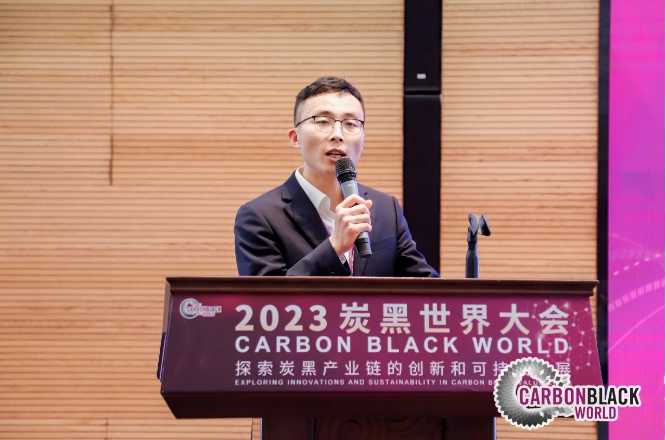国家橡胶与轮胎工程技术研究中心怡维怡橡胶研究院副院长贾维杰作了题为《一种表征白炭黑和聚合物相互作用的方法》的报告,报告介绍了一种新的评价硫化胶中白炭黑和聚合物的相互作用,或者说硅烷偶联剂的反应效率的方法。 国家橡胶与轮胎工程技术研究中心怡维怡橡胶研究院副院长贾维杰作了题为《一种表征白炭黑和聚合物相互作用的方法》的报告,报告介绍了一种新的评价硫化胶中白炭黑和聚合物的相互作用,或者说硅烷偶联剂的反应效率的方法。