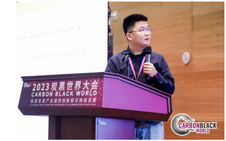 华南理工大学材料科学与工程学院郭宝春教授团队汪冬博士,受院长郭宝春委托,作了题为《橡胶/炭黑纳米复合材料的界面调控与性能研究》的报告,报告介绍了通过界面调控改善炭黑在橡胶基体分散,提高界面相互作用的各种新方法和相关的机理,旨在制备出高性能兼具低滞后的橡胶/炭黑复合材料。 华南理工大学材料科学与工程学院郭宝春教授团队汪冬博士,受院长郭宝春委托,作了题为《橡胶/炭黑纳米复合材料的界面调控与性能研究》的报告,报告介绍了通过界面调控改善炭黑在橡胶基体分散,提高界面相互作用的各种新方法和相关的机理,旨在制备出高性能兼具低滞后的橡胶/炭黑复合材料。