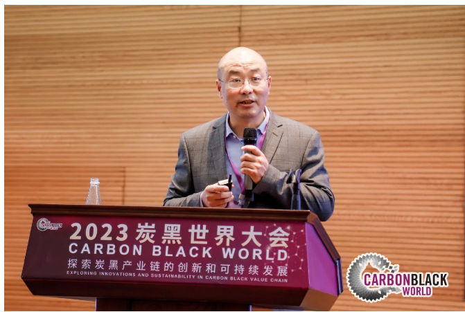 四川轻化工大学陈建教授作了题为《炭黑超高硬度的发现及其对橡胶补强与耐磨性的作用》的报告,该研究团队发现了炭黑表面具有超硬性,轮胎耐磨完全是由于炭黑与地面接触,而不同品种的碳黑所形成结合胶厚度值不同。报告介绍了炭黑补强新三要素即炭黑表面超硬性、结合胶层、结合胶疲劳断裂。报告认为,这对炭黑生产企业和轮胎企业非常重要,据此可以调整生产工艺或者预测轮胎的使用性能。陈建教授同时呼吁碳黑行业努力利用炭黑超硬度特性,扩大炭黑应用场景! 四川轻化工大学陈建教授作了题为《炭黑超高硬度的发现及其对橡胶补强与耐磨性的作用》的报告,该研究团队发现了炭黑表面具有超硬性,轮胎耐磨完全是由于炭黑与地面接触,而不同品种的碳黑所形成结合胶厚度值不同。报告介绍了炭黑补强新三要素即炭黑表面超硬性、结合胶层、结合胶疲劳断裂。报告认为,这对炭黑生产企业和轮胎企业非常重要,据此可以调整生产工艺或者预测轮胎的使用性能。陈建教授同时呼吁碳黑行业努力利用炭黑超硬度特性,扩大炭黑应用场景!