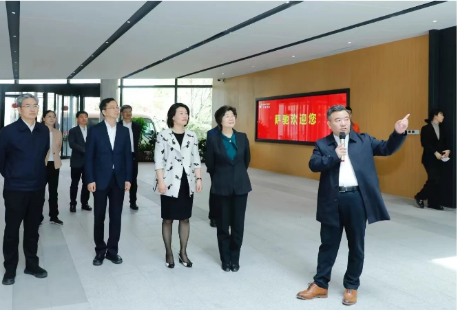 江苏省政协主席张义珍一行日前到访了萨驰智能装备股份有限公司进行考察调研。