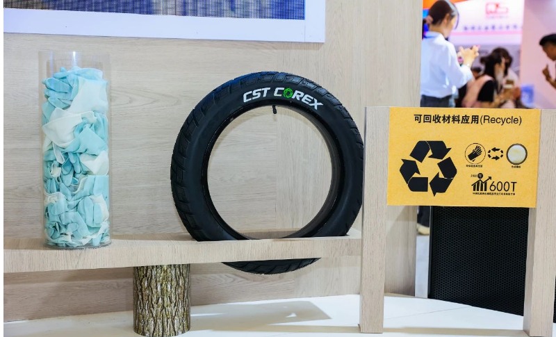 正新将ESG永续材料技术应用到了适配E-MOPED的轮胎产品CST COREX中，使得轮胎更轻量化、更环保。该产品采用轻量化60TPI肤边胎体设计，使轮胎重量减轻15%，每条轮胎可减少0.72KG的CO2排放，同时轮胎的滚动阻力降低10%以上。采用稻谷壳白烟配方，每条轮胎可减少1.07KG CO2排放。