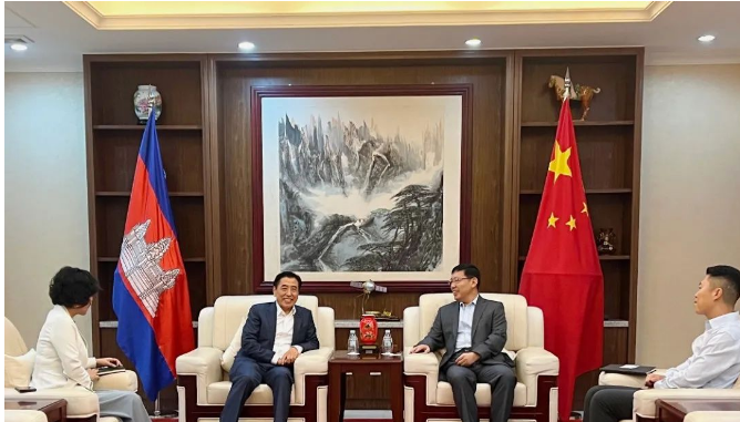 中国国橡中心主任袁仲雪在柬埔寨金边拜访了中国驻柬埔寨大使王文天。