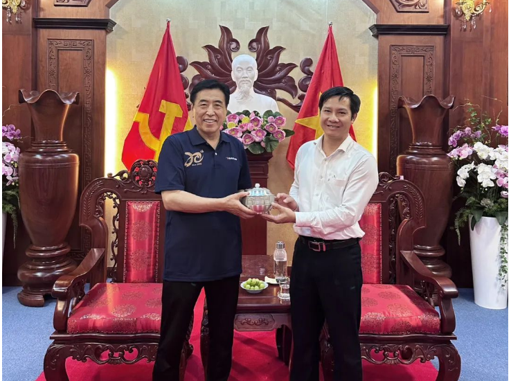 越南生产基地作为世界最大的单体橡胶轮胎工厂之一，生产的轮胎种类多样，产品质量备受好评。数千越南员工在生产基地成长为优秀人才，在岗位上肩负起重要责任。据了解，未来，赛轮集团将依托国橡中心产业链优势，加速新设备、新工艺等在越南生产基地的应用，打造全球先进轮胎生产基地新样板。