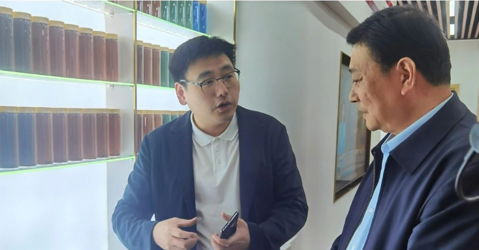 在座谈会结束后，刘会长在单淼总经理的陪同下参观了宇星科技的展示厅和智能示范车间。宇星科技作为高端氧化铁制造商，近年来在高端涂料应用方面取得了突破，推出了一系列创新产品，包括高着色强度氧化铁、低吸油量氧化铁和易分散氧化铁。这些成果离不开宇星科技与江南大学等高校的紧密合作。宇星科技始终强调科技创新的重要性，与高校开展产学研合作，加强原创性和引领性科技攻关，促进科技成果的转化和产业化水平的提高。