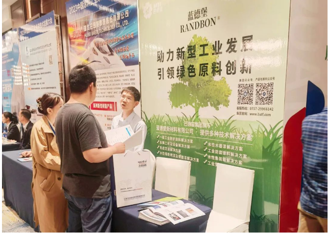 蓝德堡的水性工业乳液产品广泛应用于普通钢结构、集装箱、轨道交通、石化、工程机械、风电、桥梁、船舶、水性木器漆、防火涂料、水性地坪漆等多个领域。此外，蓝德堡还提供一般工业防护涂料、水性木器漆、车辆工程及设备、工业防腐涂料、轨道交通、水性集装箱等解决方案，为客户提供全方位的技术支持。