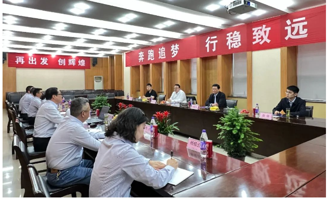 刘普军会长对长江涂料公司在绿色转型升级、高质量发展道路上的努力表示充分肯定和赞许。这次访问为双方的交流与合作提供了更好的机遇，也进一步推动了中国涂料行业的发展。