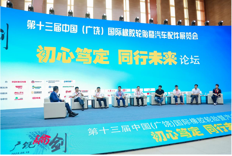 此外，论坛还邀请到了各行业专家和企业代表进行主题演讲和圆桌论坛讨论，分享经验和探讨行业发展的机遇和挑战。演讲嘉宾们就如何建立智慧供应链、借鉴国外经验、进行数字化升级以及转型发展等方面提出了宝贵的建议和见解。