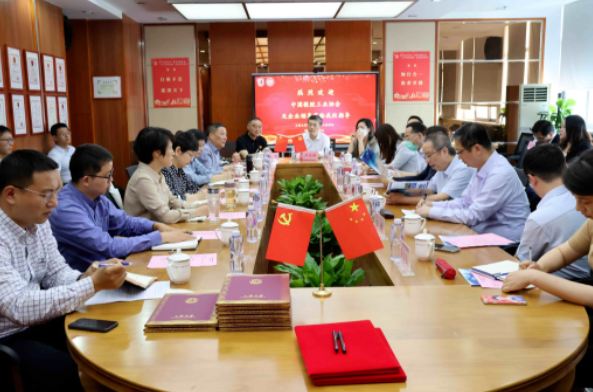 上海大学与中国橡胶工业协会轮胎分会战略合作签约仪式在上海大学环境与化学工程学院成功举行。这次校地企强强联合的合作将推动产业链和创新链的深度融合。