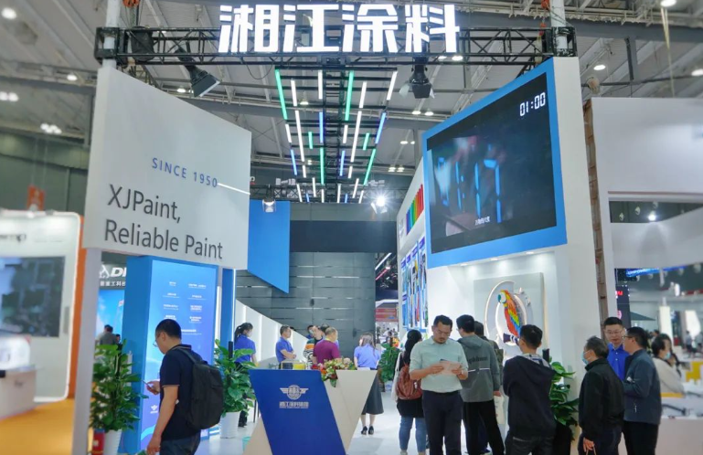 作为工程装备涂料专业供应商，湘江涂料在本次展会上展示了一系列环保、高性能的工程机械涂料产品，