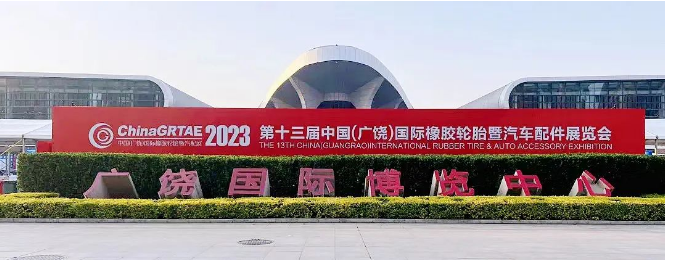 近日伊拉克共和国驻华大使馆商务处商务专员阿里·贾比莅临第十三届中国(广饶)国际橡胶轮胎暨汽车配件展览会，旨在挑选一批性价比高的轮胎。