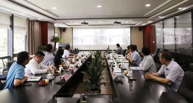 在调研座谈会上，建新总裁赵肇丰及相关接待人员对公司的发展概况、产业布局、产业链优化提升以及近期项目建设情况进行了详细介绍。