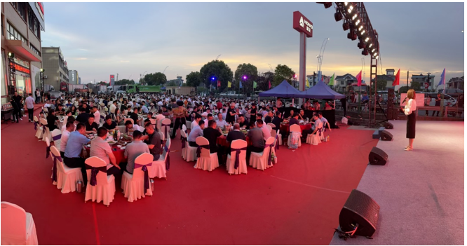 通过这次啤酒狂欢节，中国重汽和中策橡胶展示了他们在重卡市场上的合作实力和创新能力。他们的新产品将为绿色、智能和节能城建提供可靠的解决方案，助力中国重卡市场迎接新的规划和要求。