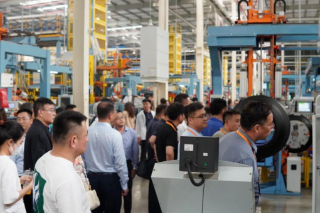 中国(山东)-越南贸易投资促进及企业洽谈会近日在越南胡志明市成功举行。数百家企业代表齐聚一堂，共同参观了金宇轮胎越南工厂，并对其先进的数字化、自动化生产线赞不绝口。
