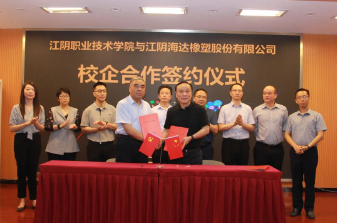 在双方领导的见证下，钱振宇董事长和张庆堂院长代表双方共同签署了校企合作协议和赞助协议，确立了双方在产教融合方面的合作框架。