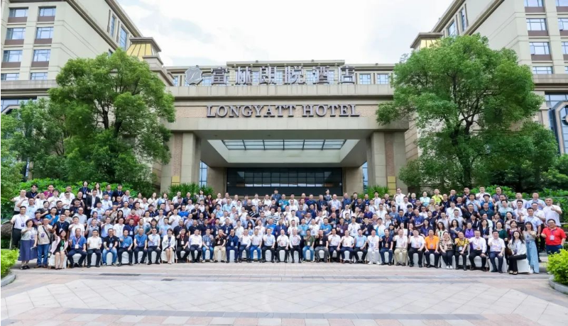 本次大会得到了多家企业的协办和支持，各行业的专业人士和嘉宾之间展开了深入的交流与互动。通过这次盛会，环保涂料行业展示了其科技创新和发展的成果，为行业的高质量发展搭建了一个重要的平台。