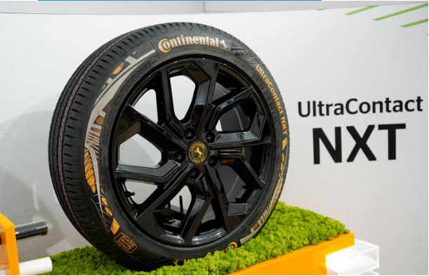 马牌UltraCo<i></i>ntact NXT轮胎上的特殊标志表示其包含可回收材料，其中包括来自废弃轮胎的再生橡胶、废钢中回收的再利用钢材，以及从PET塑料瓶中回收的高性能聚酯纤维。而ISCC PLUS质量平衡认证材料则由生物循环原料制成的可持续合成橡胶和炭黑构成。