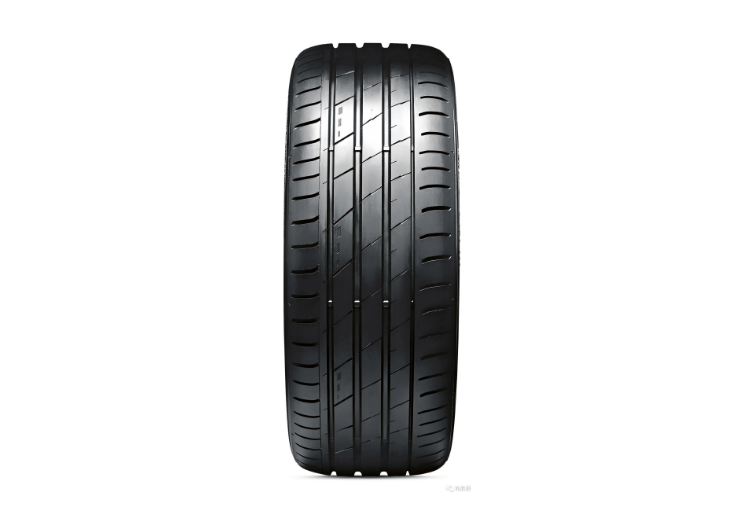 VICTRA SPORT EV轮胎是专为电动汽车开发的，采用高分散的纳米技术和特殊的胎面设计，可提升续航能力。此外，优化的表面结构和静音棉能够降低滚动噪音，提升车内舒适度。创新的胎面设计使得VICTRA SPORT EV轮胎能更好地应对电动车轮胎所承受的额外压力，从而确保其更长的使用寿命。评审团赞扬了该轮胎在设计中对当今电动汽车性能要求的考量。