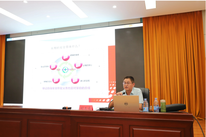 据了解，刘玉成老师针对八亿橡胶公司的实际情况，详细讲解了中层管理人员应具备的安全管理方面的知识、技能以及如何提升他们的安全管理能力。他对公司的安全管理工作提出了一系列建议和要求，包括制定完善的安全管理制度、加强隐患排查和整改、加强事故应急预案的编制和演练等。