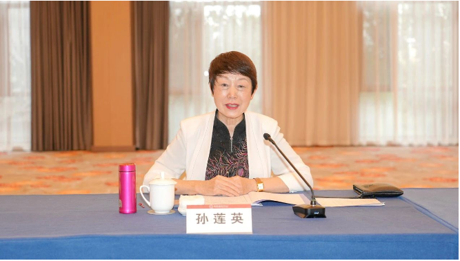 会议总结中，中国涂料工业协会名誉会长孙莲英指出，2022年两个委员会的工作成果突出，各位委员为行业做出了值得表扬的努力。然而，面对前所未有的压力，行业面临更加艰巨的任务。孙莲英鼓励委员们继续努力，专注于眼前的工作，并强调重要工作的坚持和目标，以实现党的二十大提出的高质量发展和人民美好生活的愿景。