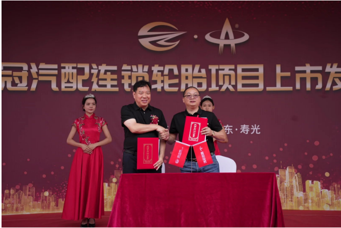 郭耐明和张国秋作为企业代表共同签署了战略合作协议书。