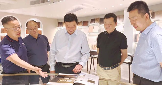 中国涂料工业协会会长刘普军率领代表团于近日对宣伟-华润涂料研发中心进行了考察访问。宣伟热情接待了刘普军会长及其随行人员，期间详细介绍了宣伟-华润涂料的发展情况。