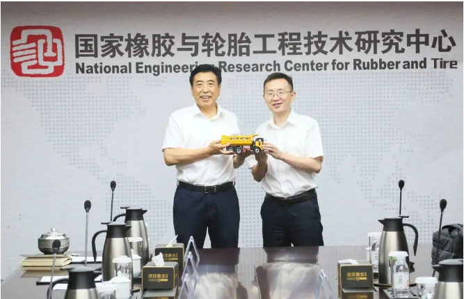 黄建峰表示，三一集团与国橡中心在注重创新、研发和市场拓展方面有许多相似之处。双方通过持续不断的努力，推动着各自领域的前进。黄建峰认为，未来双方合作的空间非常巨大，前景也十分广阔。