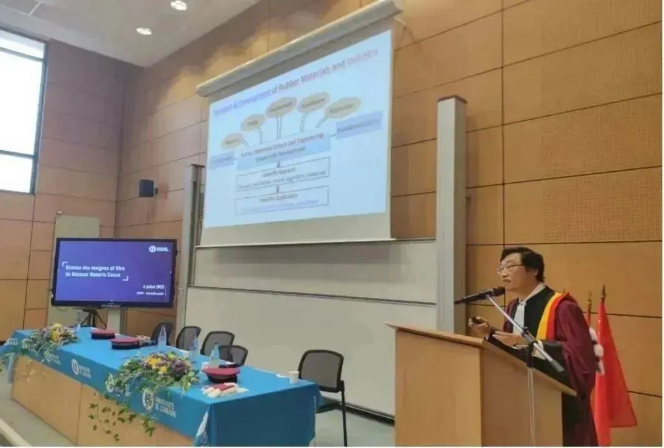 仪式结束后，张立群院士为与会师生做了学术报告，介绍了他在