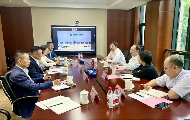 卡博特公司执行副总裁、高性能材料业务总裁、亚太区总裁朱戟率领代表团与华谊集团党委书记、董事长顾立立等相关领导进行了一次重要的会晤。双方在友好的氛围中深入探讨了进一步加强合资项目的运营与业务合作，以及未来潜在合作机会等关键议题。