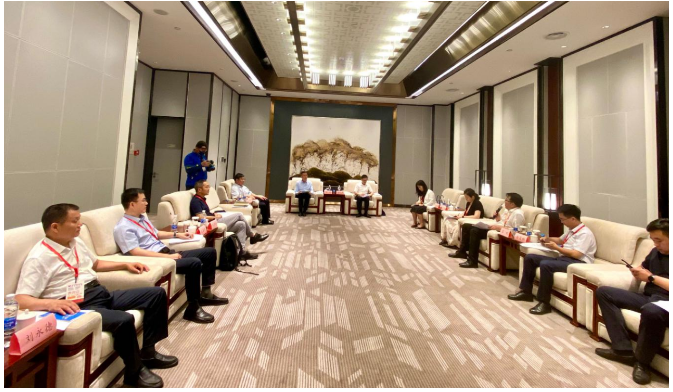 山东省贸促会林源副会长应邀参加了第二十届青岛国际轮胎暨车轮展览会。在展会期间，山东省贸促会组织了一场橡胶轮胎企业国际化经营专题座谈会，与会者深入调研了企业国际化经营现状及面临的难点堵点，共同探讨如何助力山东省轮胎企业"走出去"。