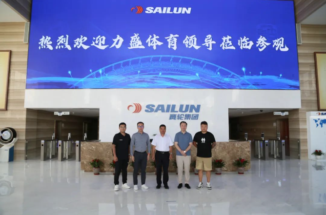 双方在签约后就轮胎技术与赛车领域的结合等方面进行了深入探讨，旨在为赛事的举办提供更先进的技术支持和赛车表现。随后，力盛体育代表团参观了位于青岛的赛轮轮胎总部工厂。在参观中，他们对赛轮橡链云智能工业互联网平台以及“液体黄金”轮胎的构造机理有了充分的了解。