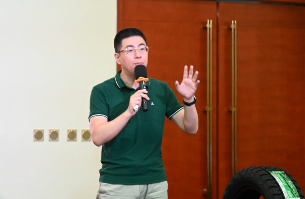 在会议现场，中策橡胶乘用车胎销售部东北科科长王智学分享了中策所取得的成绩和心得，同时对当前市场环境进行了深入分析，提出了新的工作思路。他强调，在当前激烈的市场竞争下，创新是取胜的关键，只有紧跟市场需求变化，不断推陈出新，才能在竞争中立于不败之地。