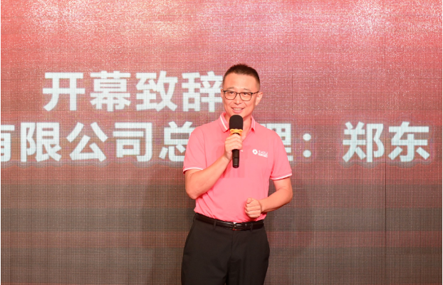 吉林省轮达商贸有限公司总经理郑东在会上发表了致辞，他对到场的合作伙伴表示感谢，并强调了中策橡胶与吉林轮达之间的紧密合作关系。他表示，只有与中策携手前行，与大品牌同行，才能保持持续的盈利，他呼吁与厂商加强合作，实现双向赋能，共同推动行业的繁荣发展。
