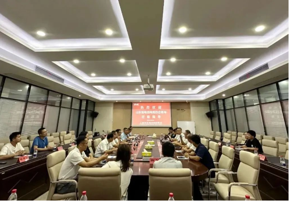  最后，考察团一行前往上海浦东电线电缆集团总部，参观了上海电线电缆博物馆。陈建义，集团副总裁及博物馆馆长，详细介绍了集团的经营发展情况和系列产品。双方就数字化生产、智能制造、成本控制、市场布局等方面展开了友好互动交流。