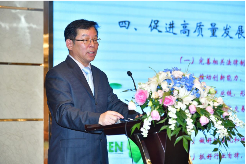 中国轮胎循环利用协会会长李卫东则提出了行业今后的发展目标和协会工作思路，阐述了促进行业高质量发展的具体措施。