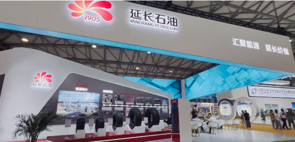 本次展览会吸引了众多橡胶行业的参展企业，其中陕西延长石油西北橡胶有限公司也受邀参展，他们的展区汇集了各类橡胶制品，包括子午线轮胎和飞机轮胎等。这些产品的独特之处在于它们是由该公司自主研发和生产的，因此备受观众关注。