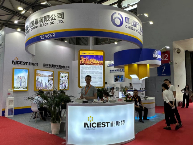 为期三天的第二十一届中国国际橡胶技术展览会在上海新国际博览中心圆满落幕。这场展会规模宏大，总展出面积达50000平方米，吸引了810多家参展企业，而首日的参观人数更是达到了13000人次，这些数据均创下了历史新高。