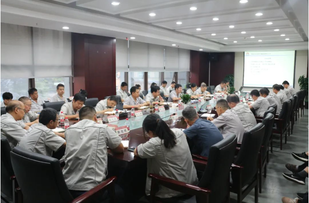 陕西延长石油西北橡胶有限公司于9月11日召开了9月份的工作对接会。会议由西橡公司副总经理宁博主持，西橡公司总经理兼党委副书记张航伟也出席并发表讲话。与会的还包括西橡公司领导班子成员和各单位各部门负责人。