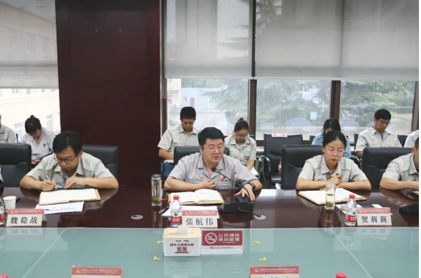 同时，会议强调了加快深化改革的步伐，通过顶层设计与基层探索相结合，制定改革计划，解决体制机制问题。还强调了党建和生产经营的深度融合，通过主题教育等方式，推动党员干部发挥模范带头作用，关心员工生活，确保各项任务的顺利实施。
