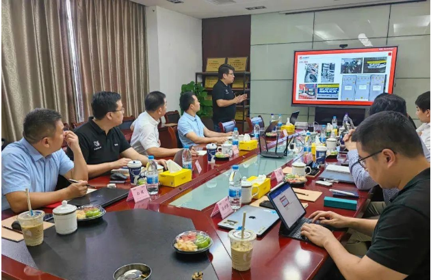 会议伊始，就利得系服务商上半年销售复盘总结，从批发渠道、零售渠道、定价策略和品牌运营等多个角度进行了深入分析。利得系目前在发展中面临一些挑战和难题，双方进行了原因分析，并共同探讨了解决问题的策略和措施。