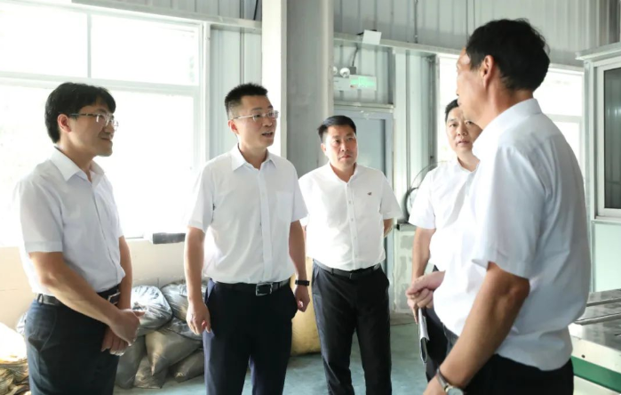 浙江省台州市三门县委书记陈曦一行前往珠岙镇，就橡胶行业的优化提升工作展开深入调研。此次行动旨在进一步充分发挥三门县在橡胶资源方面的优势，将其转化为可持续发展的竞争优势。