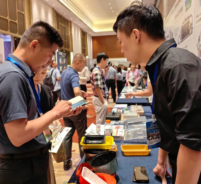 羽迪新材料科技有限公司是一家多年从事色母粒生产的高新技术企业，积极关注行业发展动态，深入了解市场需求，不断升级优化技术和产品，以适应市场的不断变化。截至目前，羽迪已为国内外超过2000家客户提供了各类产品的定制解决方案，展现了其在热成型行业的坚实实力和领先地位。这一次的热成型大会再次证明了羽迪在行业中的引领地位和创新能力，也为未来的发展奠定了坚实的基础。