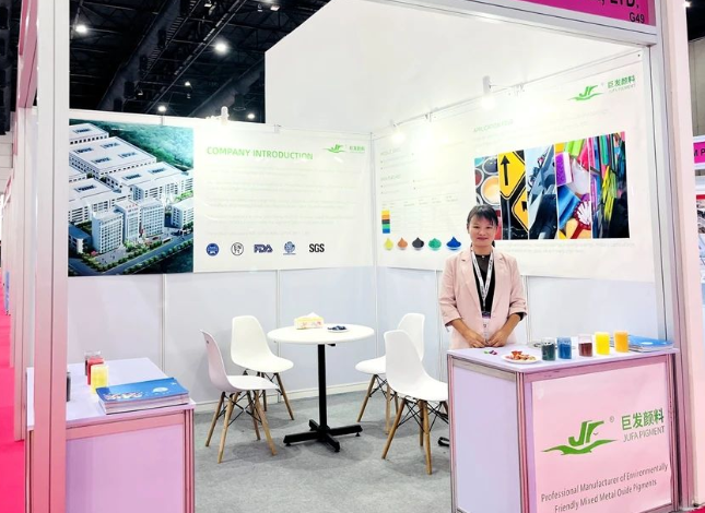 湖南巨发科技有限公司在泰国曼谷举办的2023亚太涂料展览会(ASIA PACIFIC COATINGS SHOW)上亮相，展现了其领先的高性能环保混相颜料。这一盛会吸引了来自东南亚及周边地区的专业观众，湖南巨发作为中国环保无机颜料行业的代表企业，吸引了众多外国客户的关注和咨询，为未来深度合作奠定了坚实基础。