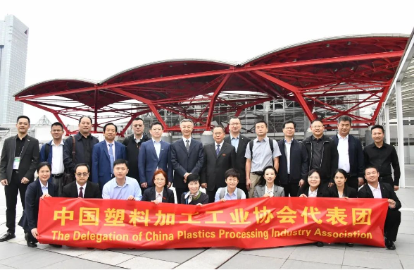 为促进中日两国塑料行业之间的交流与合作，深化对日本塑料行业的技术进步与发展方向的了解，以及学习创新经验，中国塑料加工工业协会荣誉理事长朱文玮和理事长王占杰率领代表团一行20人于2023年10月3日启程，赴日本进行为期三天的调研和访问交流。